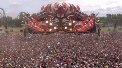 Grande multidão em um show musical indo de um lado para o outro.