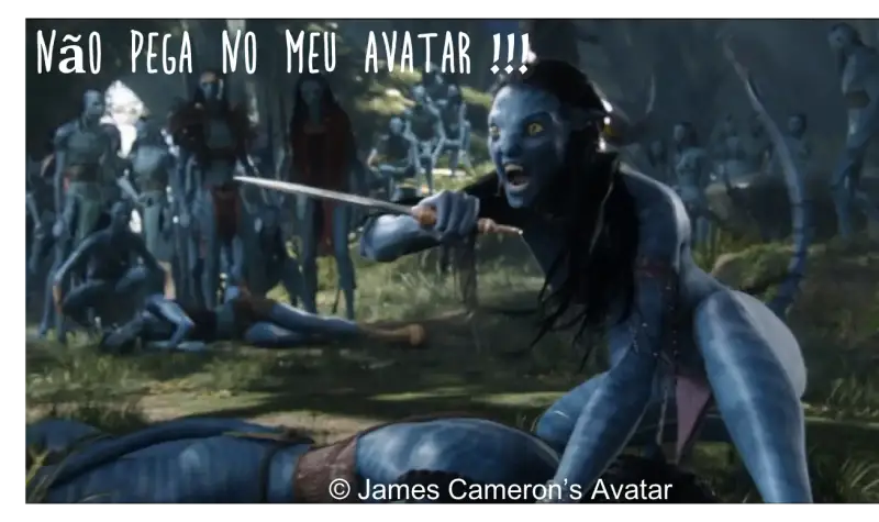 Imagem do filme Avatar em que Neytiri protege Sully com uma faca e grita! Na imagem o grito foi substituído por NÃO PEGA NO MEU AVATAR!