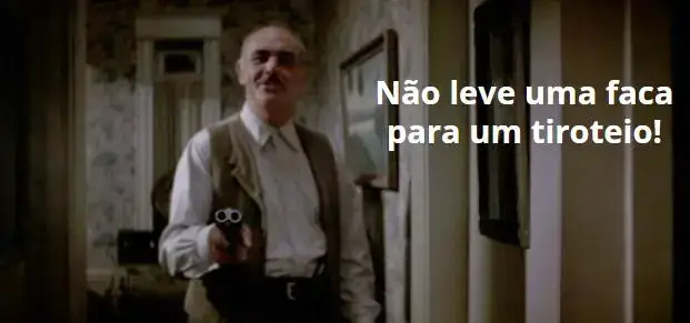 O personagem Malone, interpretado pelo Sean Connery no filme Os intocáveis de 1987, aparece com uma escopeta cano duplo serrado apontando para um inimigo (que não aparece na imagem) armado apenas com uma faca. Na imagem estão as palavras: Não leve uma faca para um tiroteio!