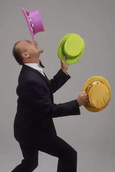 Dieter Tasso fazendo sua apresentação de malabarismo com múltiplos chapéus.