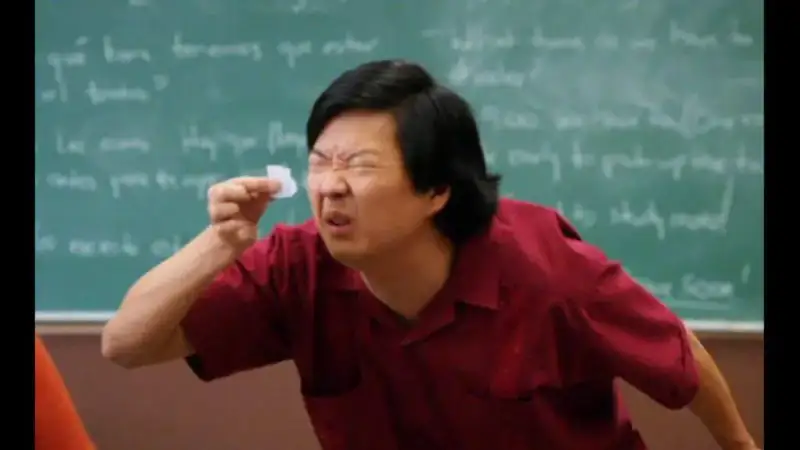 Homem tentando ler um papel minúsculo