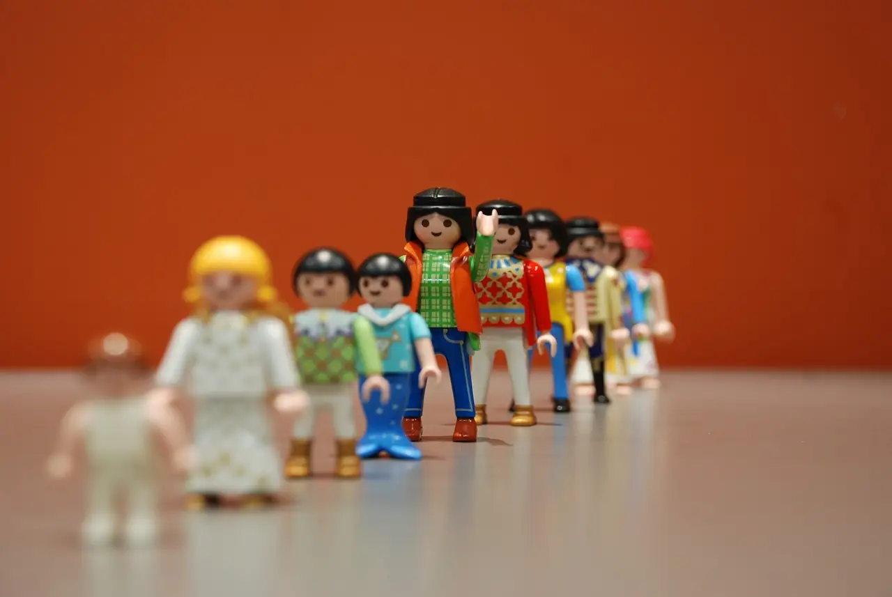 Uma fila de bonecos de playmobil