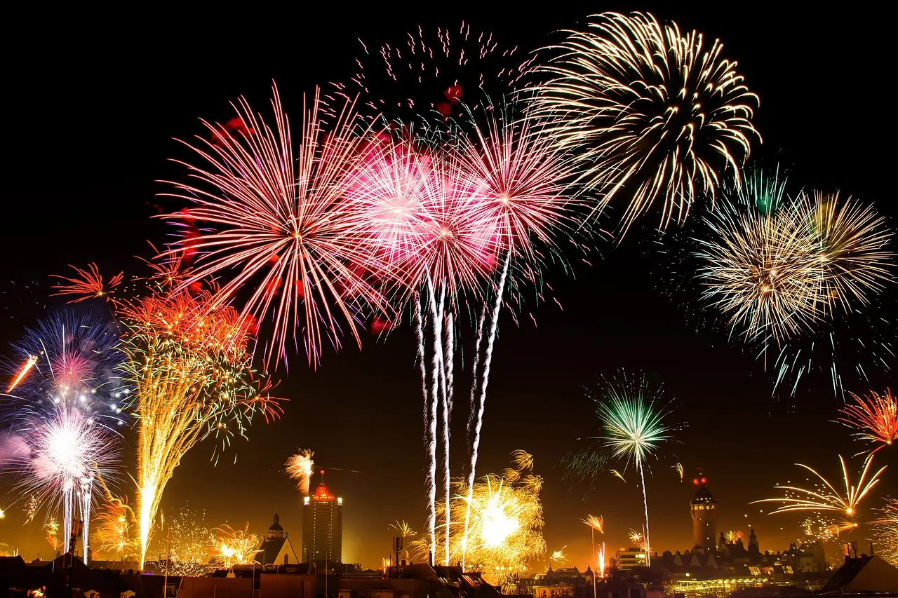 Fogos de Artifício explodindo em uma noite de ano novo
